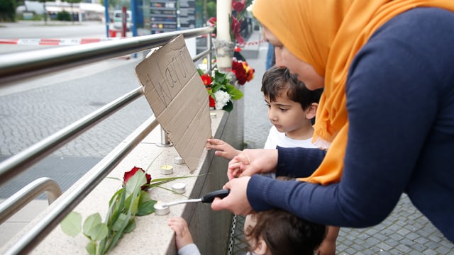 Familie zündet Kerzen an Familie zündet Kerzen an