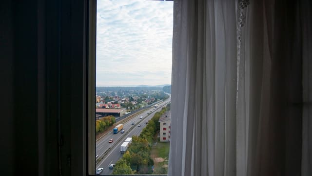 Blick auf eine Autobahn aus einem Zimmer. Blick auf eine Autobahn aus einem Zimmer.
