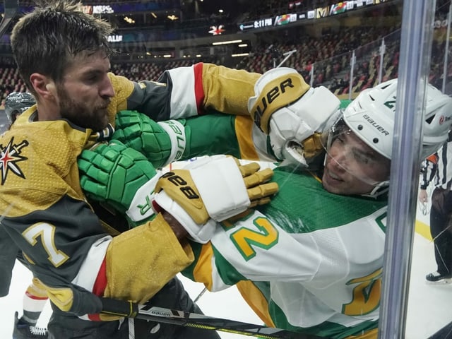 Kevin Fiala liefert sich eine kleinere Rangelei mit Vegas' Alex Pietrangelo. Kevin Fiala liefert sich eine kleinere Rangelei mit Vegas' Alex Pietrangelo.