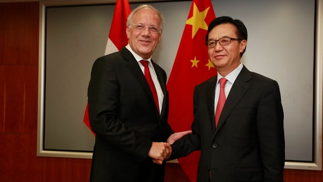 Johann Schneider-Ammann mit dem chinesischen Wirtschaftsminister. Johann Schneider-Ammann mit dem chinesischen Wirtschaftsminister.