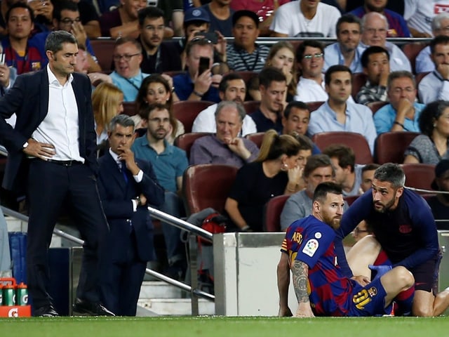 Lionel Messi muss vorzeitig vom Feld. Lionel Messi muss vorzeitig vom Feld.