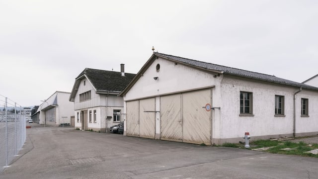 Lagerhallen am Rand des ehemaligen Militärflugplatzes Dübendorf dienen Studenten als Forschungsräume. Lagerhallen am Rand des ehemaligen Militärflugplatzes Dübendorf dienen Studenten als Forschungsräume.