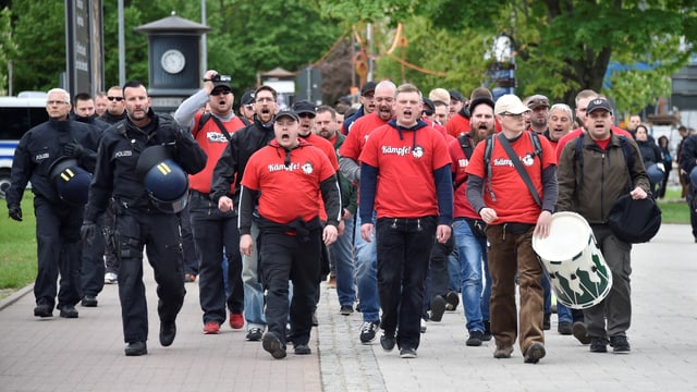 Ein Gruppe von rechtsextremen Demonstranten mit roten T-Shirts. Ein Gruppe von rechtsextremen Demonstranten mit roten T-Shirts.