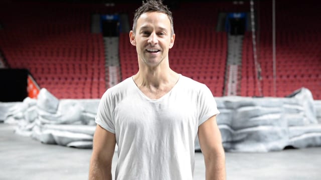 Nick Beyeler im weissen T-Shirt in einer Turnhalle. Nick Beyeler im weissen T-Shirt in einer Turnhalle.