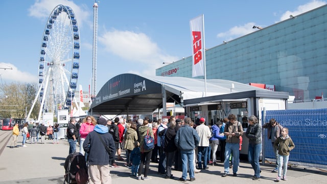 Riesenrad und Messebesucher Riesenrad und Messebesucher