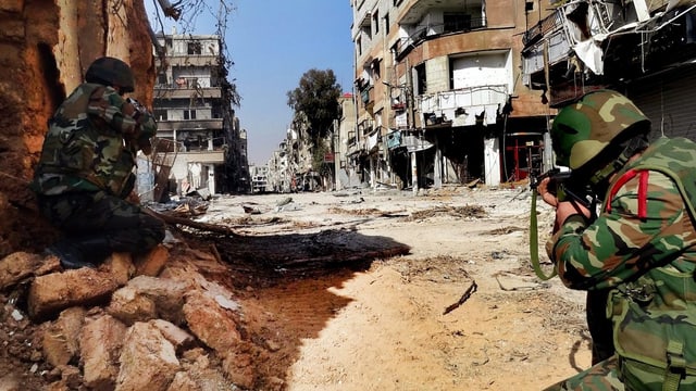Soldaten der Syrischen Armee schussbereit in den Strassen von Damaskus. Soldaten der Syrischen Armee schussbereit in den Strassen von Damaskus.