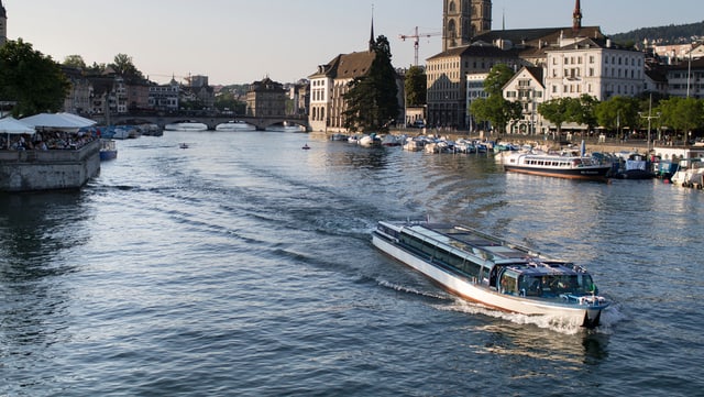 Limmatschiff auf der Limmat Limmatschiff auf der Limmat