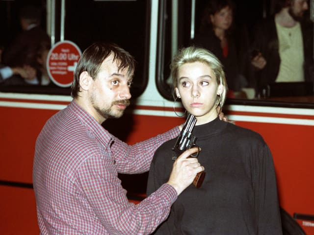 Dieter Degowski hält der Geisel Silke Bischoff eine Pistole unter das Kinn. Dieter Degowski hält der Geisel Silke Bischoff eine Pistole unter das Kinn.