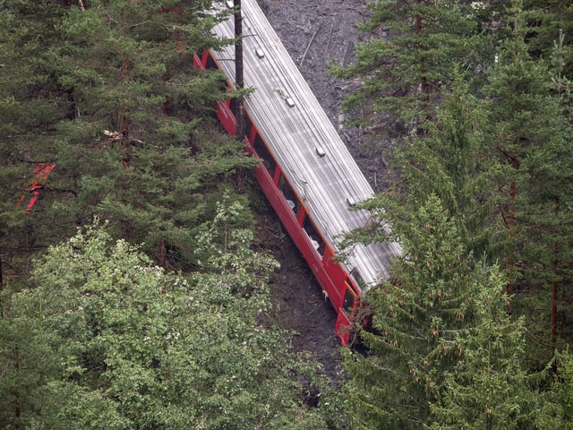 Ein Zugwaggon der Rhätischen Bahn im Wald