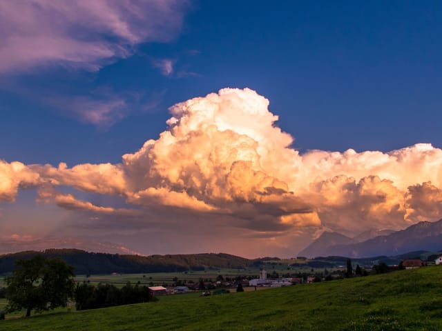Aufquellende Wolke über dem Berner Oberland.