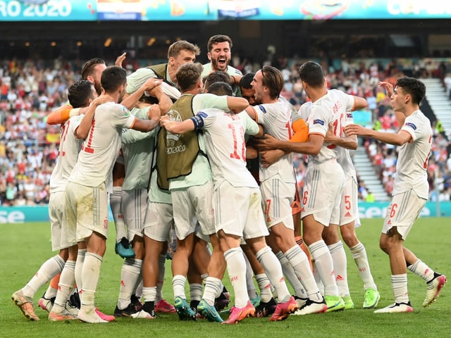 Alle spanischen Spieler jubeln gemeinsam über ein Tor. Alle spanischen Spieler jubeln gemeinsam über ein Tor.