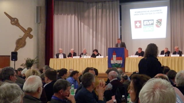 Redner auf einer Bühne an der Delegiertenversammlung der SVP in Kirchberg.