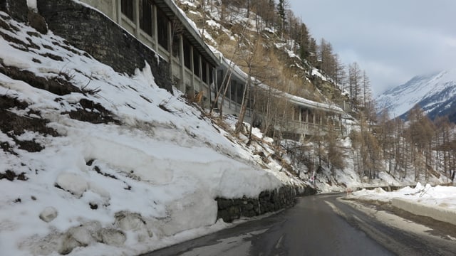 Eine schmale Strasse, oberhalb verläuft die Eisenbahnlinie. Eine schmale Strasse, oberhalb verläuft die Eisenbahnlinie.