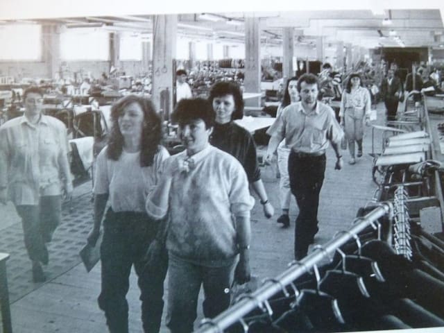 Die Arbeiterinnen gehen in die Pause. Vorne rechts Carmen Castro in Hose und Kurzhaarschnitt. Die Arbeiterinnen gehen in die Pause. Vorne rechts Carmen Castro in Hose und Kurzhaarschnitt.