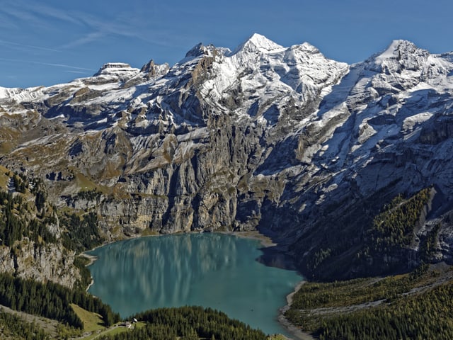 Toller Blick auf den Öschinensee und das Bergpanorama.