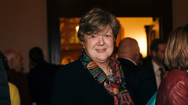 Eine Frau mit Schal. Eine Frau mit Schal.