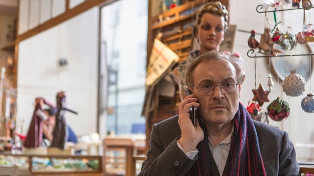 Szenenbild aus «Arthur & Claire». Hader telefoniert. Szenenbild aus «Arthur & Claire». Hader telefoniert.