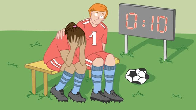 Ein Mann legt den Arm um eine Frau, die neben ihm auf einer Bank sitzt. Daneben liegt ein Fussball. Ein Mann legt den Arm um eine Frau, die neben ihm auf einer Bank sitzt. Daneben liegt ein Fussball.