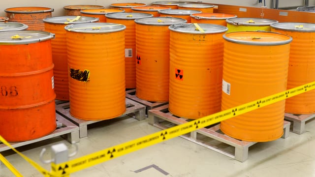 Orange Fässer, gelbes Absperrband. Orange Fässer, gelbes Absperrband.