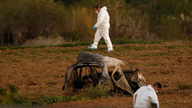 Zerstörter Wagen auf einem Feld Zerstörter Wagen auf einem Feld