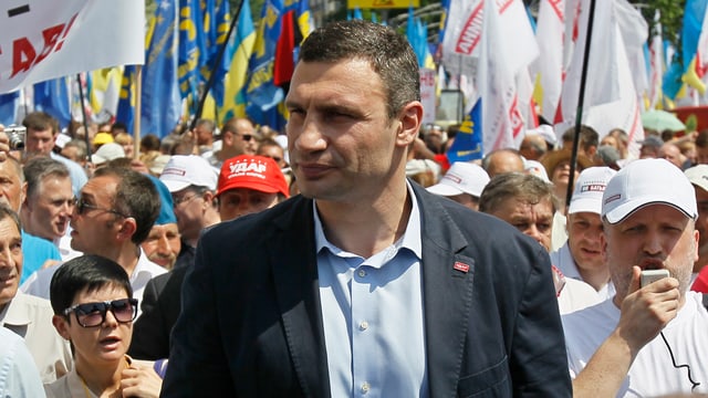Boxweltmeister Vitali Klitschko an der Spitze des Demonstrationsumzugs. Boxweltmeister Vitali Klitschko an der Spitze des Demonstrationsumzugs.