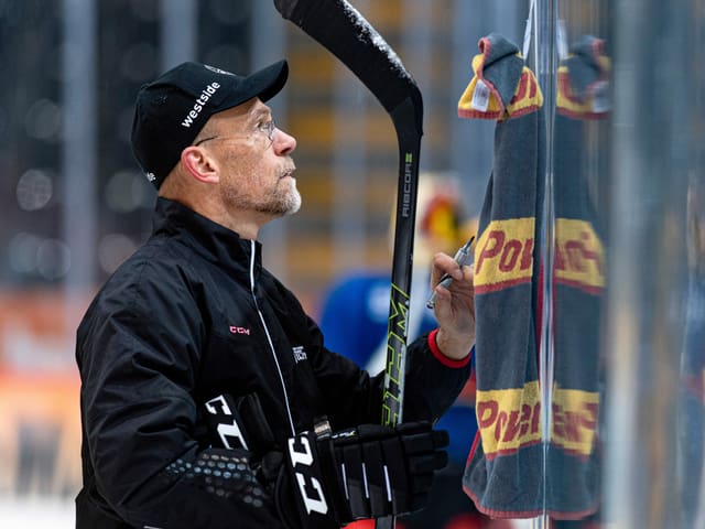 Steht er beim SC Bern auch nächste Saison an der Bande? Hans Kossmann. Steht er beim SC Bern auch nächste Saison an der Bande? Hans Kossmann.