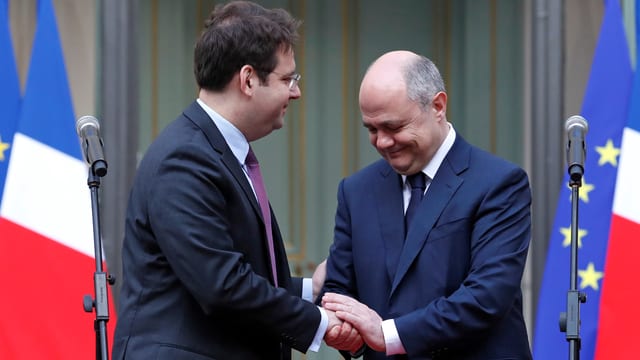 Stabsübergabe: Bruno Le Roux (rechts) übergibt die Amtsgeschäfte seinem Nachfolger Matthias Fekl. Stabsübergabe: Bruno Le Roux (rechts) übergibt die Amtsgeschäfte seinem Nachfolger Matthias Fekl.