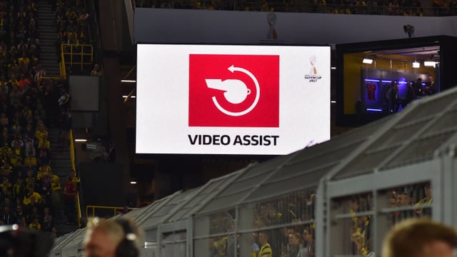 Der Video-Assistent auf der Stadion-Anzeige Der Video-Assistent auf der Stadion-Anzeige