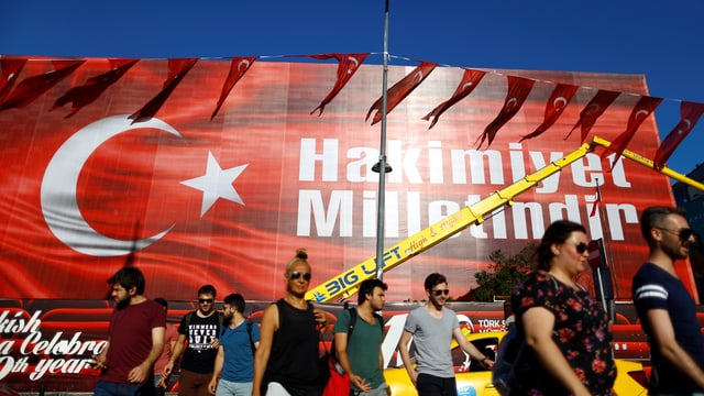 Banner am Atatürk Kulturzentrum Banner am Atatürk Kulturzentrum
