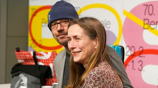 Carlo Chatrian und Mariette Rissenbeek. Carlo Chatrian trägt eine Mütze. Carlo Chatrian und Mariette Rissenbeek. Carlo Chatrian trägt eine Mütze.