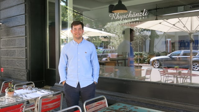 Hermes Beurret posiert vor dem Schaufenster des Restaurant Rhyschänzli. Hermes Beurret posiert vor dem Schaufenster des Restaurant Rhyschänzli.