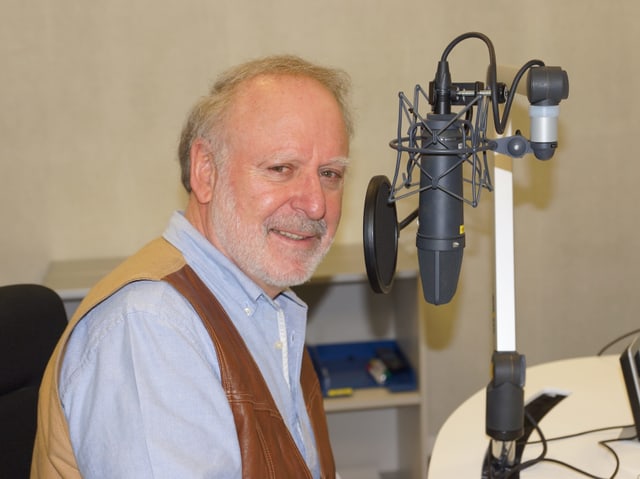 Mann sitzt im Radiostudio am Microfon. Mann sitzt im Radiostudio am Microfon.