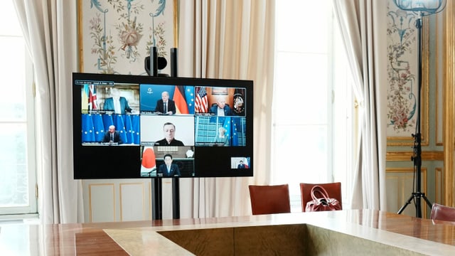 Gesamtansicht des Videobildschirms der G7-Staats- und Regierungschefs während der Videokonferenz zur Ukraine im Élysée-Palast in Paris.