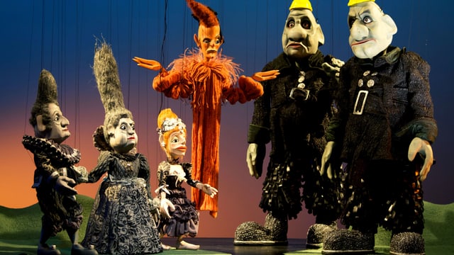 Sechs Marionetten der Augsburger Puppenkiste: Wotan, Fricka, Freia, Loge Fafner und Fasolt (v.l.n.r.). Sechs Marionetten der Augsburger Puppenkiste: Wotan, Fricka, Freia, Loge Fafner und Fasolt (v.l.n.r.).