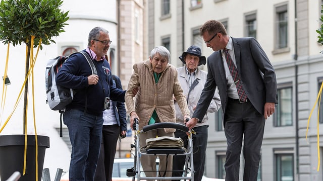 Ruth Roduner (Mitte) und ihr Sohn (links) sowie Hanspeter Krüsi, Chef Kommunikation Kapo St. Gallen Ruth Roduner (Mitte) und ihr Sohn (links) sowie Hanspeter Krüsi, Chef Kommunikation Kapo St. Gallen