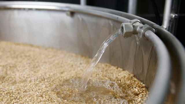 Malz im Bottich, Wasser Malz im Bottich, Wasser