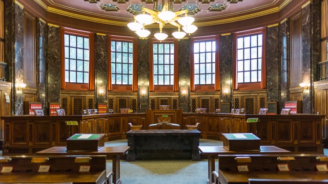 Der altehrwürdige Saal mit viel Holzintarsien. Der altehrwürdige Saal mit viel Holzintarsien.