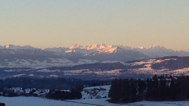 Es war am Freitag nicht nur wolkenlos, sondern auch die Fernsicht war perfekt wie hier in Madetswil. Es war am Freitag nicht nur wolkenlos, sondern auch die Fernsicht war perfekt wie hier in Madetswil.