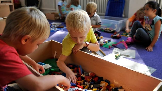 Kinder spielen mit Lego. Kinder spielen mit Lego.