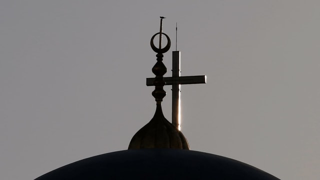 Die Kuppel der Mohammed al-Amin Mosque im Vordergrund, dahinter das Kreuz der St. George Kirche im Zentrum von Beirut. Die Kuppel der Mohammed al-Amin Mosque im Vordergrund, dahinter das Kreuz der St. George Kirche im Zentrum von Beirut.