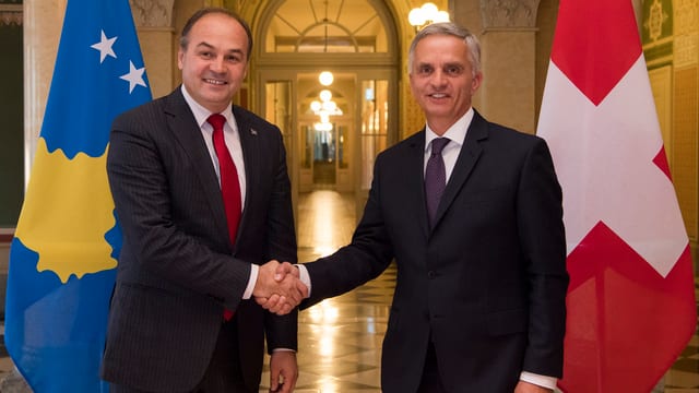 Hoxhaj und Burkhalter die Hände haltend. Hoxhaj und Burkhalter die Hände haltend.