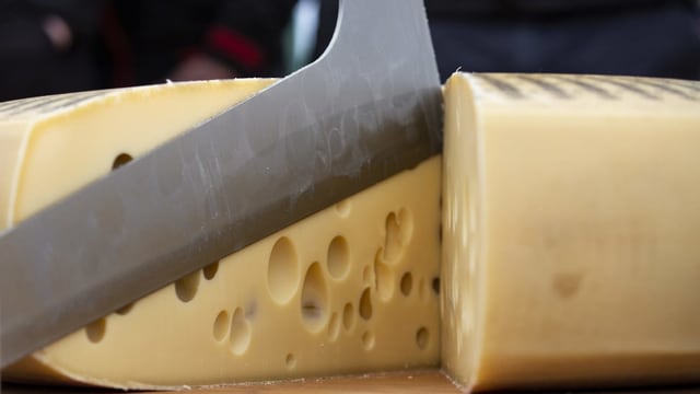 Emmentaler Käselaib mit Messer Emmentaler Käselaib mit Messer