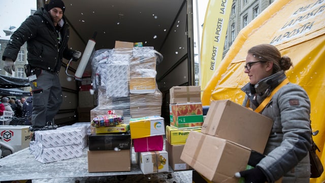 Helfer verpacken die abgegebenen Geschenke für die Aktion «2 x Weihnachten» Helfer verpacken die abgegebenen Geschenke für die Aktion «2 x Weihnachten»