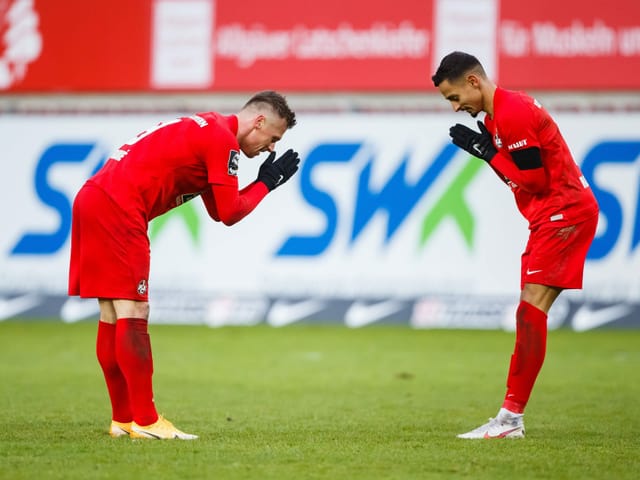 Die Kaiserslautern-Spieler Marvin Pourié und Kenny Prince Redondo verbeugen sich