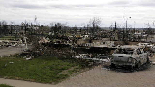 chasas destruidas dal fieu a Fort McMurray chasas destruidas dal fieu a Fort McMurray