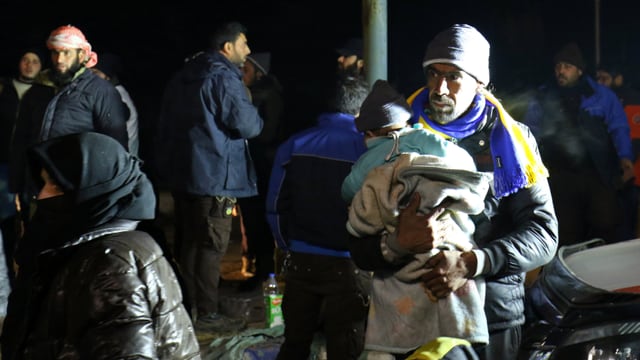 Menschen im Vorder- und Hintergrund, die nach al-Rashideen gebracht wurden. Menschen im Vorder- und Hintergrund, die nach al-Rashideen gebracht wurden.