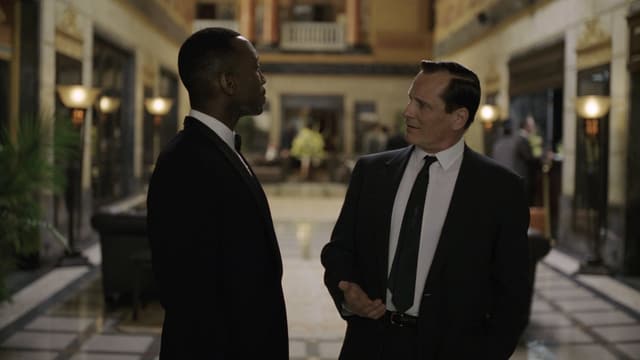 Zwei Männer in einem vornehmen Hotel Zwei Männer in einem vornehmen Hotel