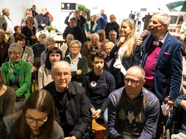 Viele Menschen in einem Raum