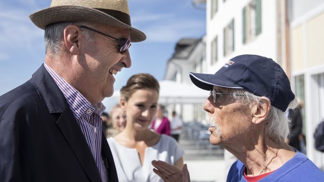 Guy Parmelin im Gespräch mit einem Mann Guy Parmelin im Gespräch mit einem Mann