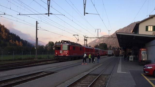 In tren charrescha en la staziun da Glion ils passagiers spetgan sin ils tren. In tren charrescha en la staziun da Glion ils passagiers spetgan sin ils tren.
